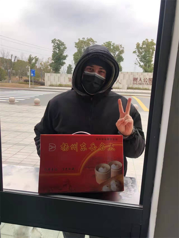 慰问留扬过春节的外教.jpg