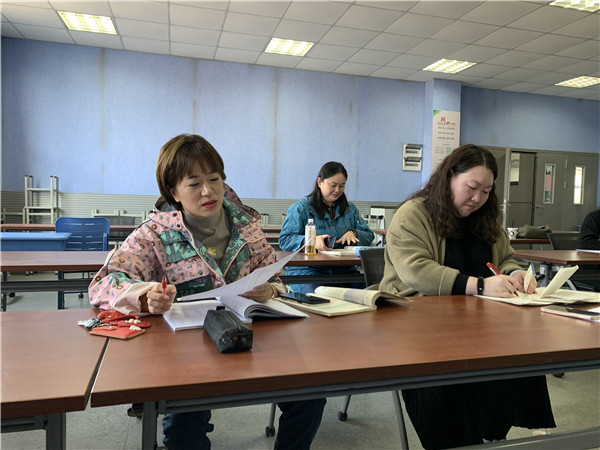 殷琳主任评课.JPG