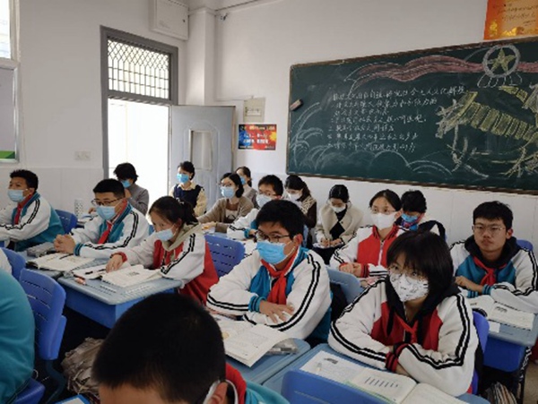 政治组老师参与听课1.jpg