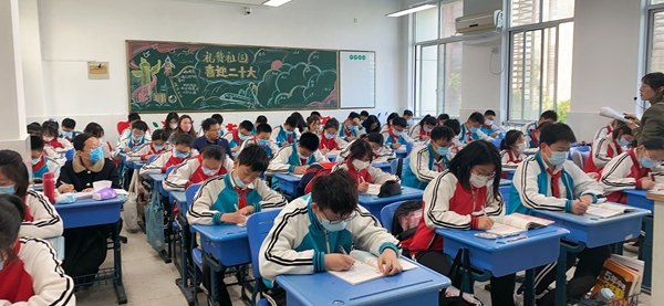初三英语组老师集体听课.jpg