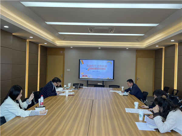 任课老师们认真倾听.jpg