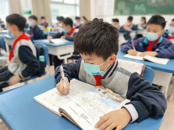 图5 学生做笔记.jpg