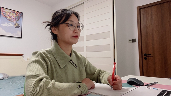 肖嫱主任布置家长会工作.JPG