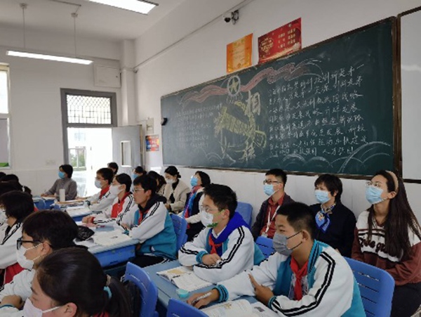 政治组老师参与听课2.jpg