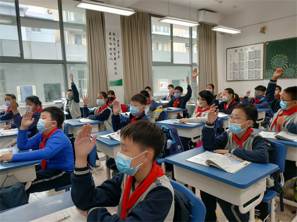 图3 同学们积极举手发言.jpg