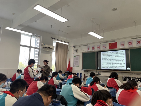 徐芳老师上课风采.JPG