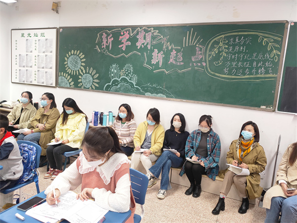 图6 老师们认真听课.jpg
