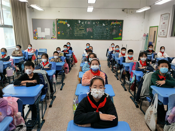 四年级学生认真听老师介绍知识.jpg