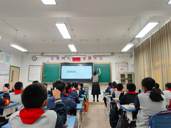 图2 王颖老师上课2.jpg