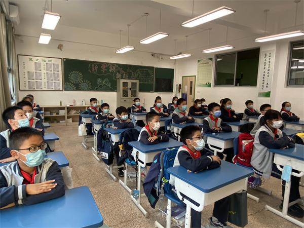 五年级学生认真听党史.png