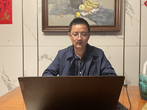 校办主任、初三年级主任卢生茂主持会议.JPG