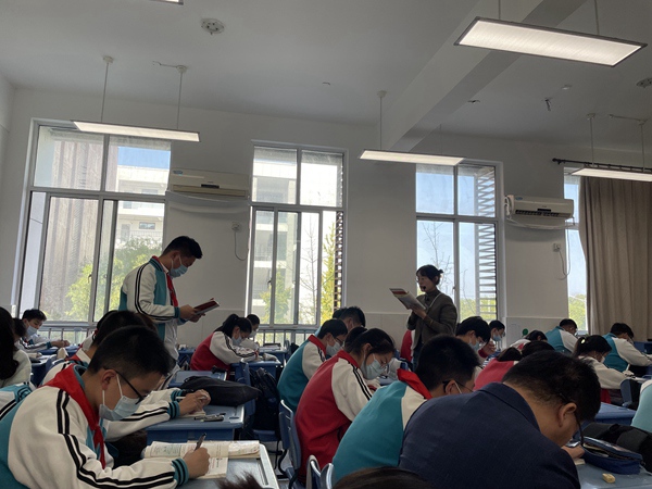 学生回答问题.JPG