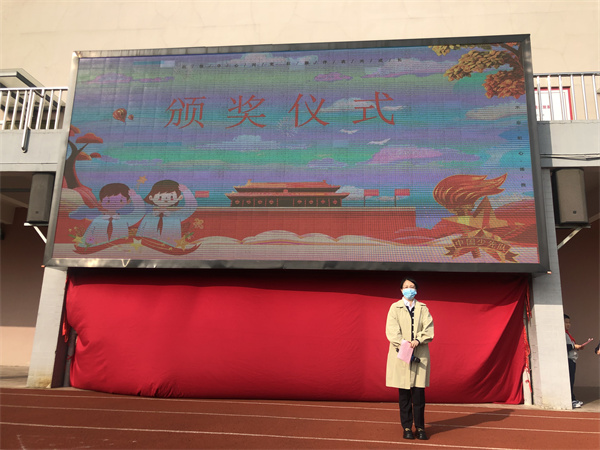 3孔老师宣布获奖同学名单.jpg