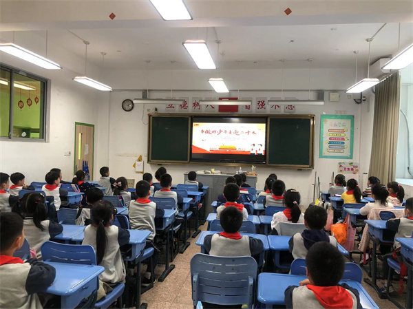 二年级学生认真听课.jpg