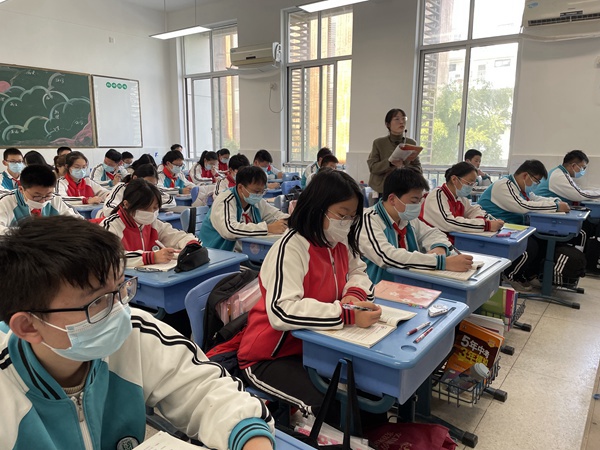徐芳老师上课.JPG