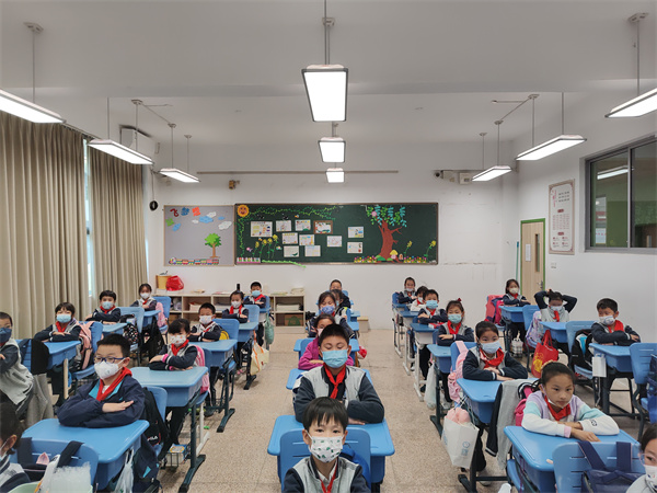三年级同学认真听课.jpg