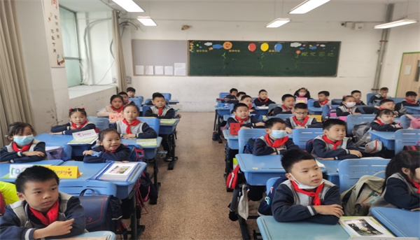 3. 学生朗读绘本《Dear Zoo》.jpg