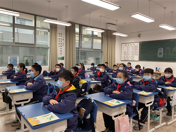 1 学生在认真听讲.jpg