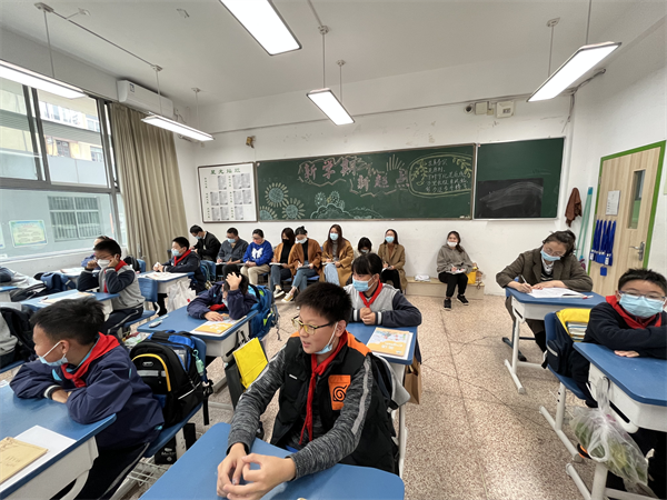 老师们认真听课.png