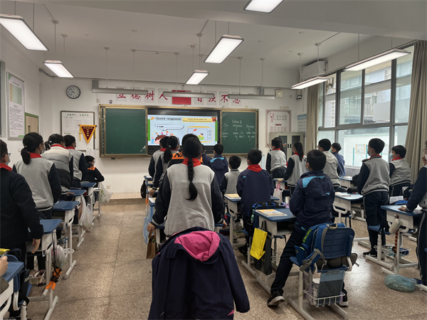 学生们在游戏互动.png
