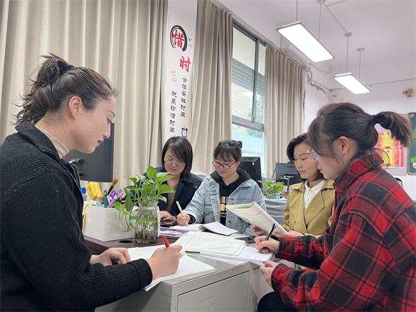 小学部语文教师教研中.JPG
