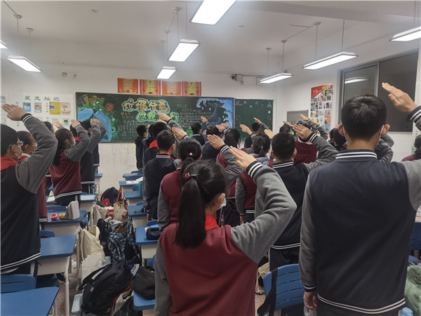 敬礼 (1).jpg