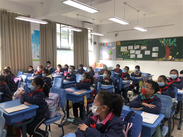 2学生认真听讲(1).jpg