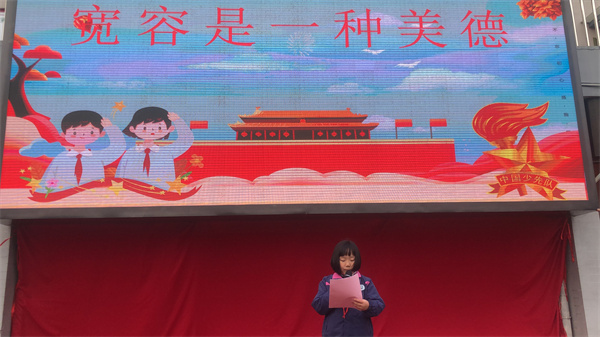 2侯聿玟同学发表国旗下讲话.jpg