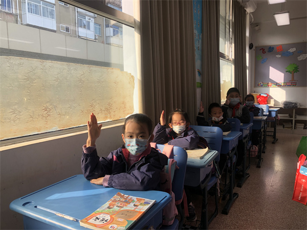 4学生积极举手.jpg