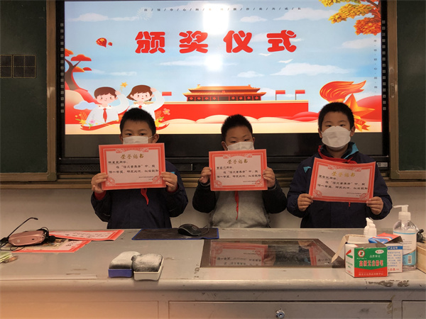 二年级一等奖获得者合影3.jpg