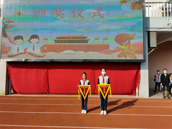 图11 四年级和五年级获得上周常规优秀班级的流动红旗.jpg