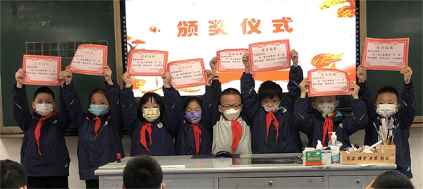 二年级二等奖获得者合影2.jpg