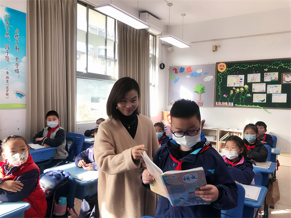 3郑老师指导朗读.jpg