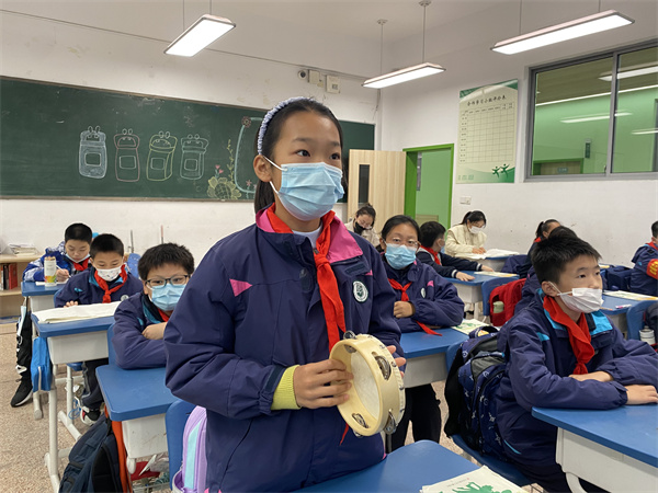 3 学生演奏铃鼓.jpg