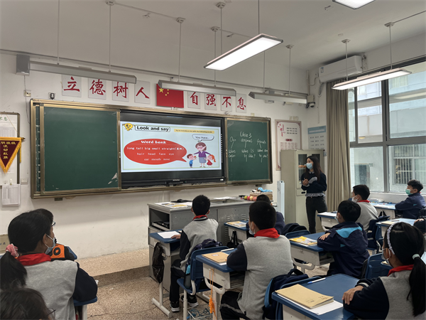 刘老师在上课.png
