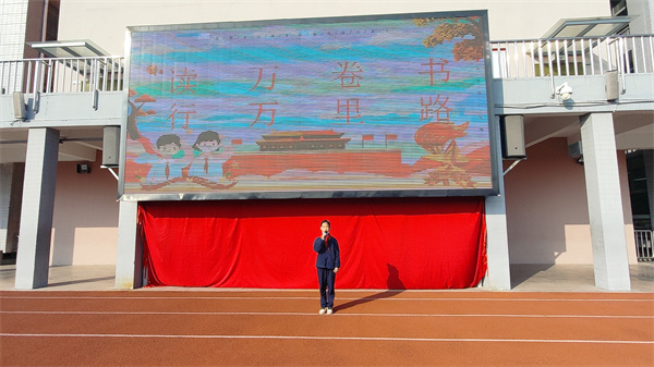 图2 殷妙言发表国旗下演讲.jpg