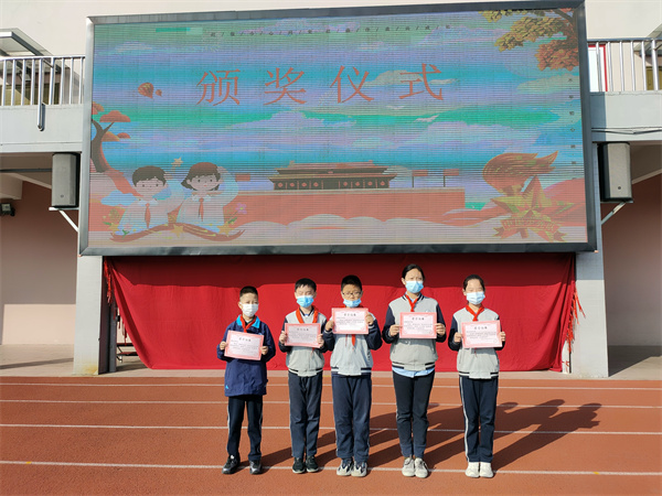 图10 五年级现场作文比赛获奖者.jpg