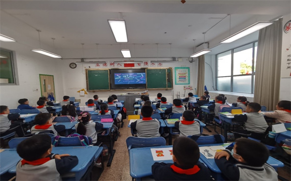 1.学生演唱歌曲《Animal sound》.jpg