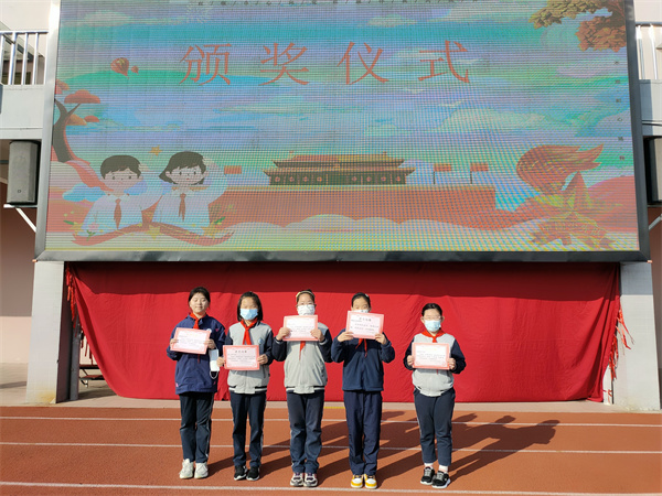 图9 四年级现场作文比赛获奖者.jpg