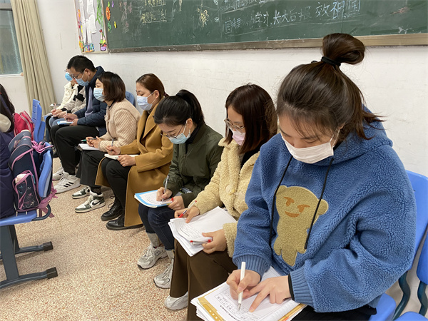 老师们认真听课.jpg