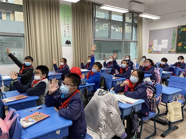 学生在积极地举手.jpg