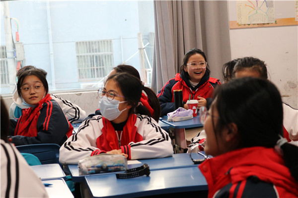 班级同学展笑颜.JPG