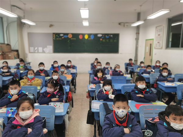 2.学生认真听讲.jpg