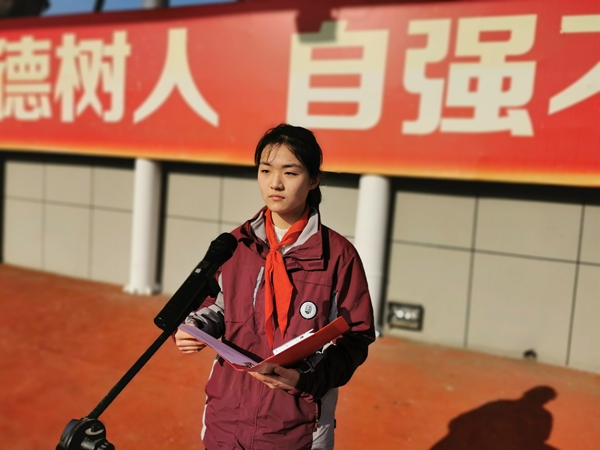 升旗仪式主持人朱韵之.jpg