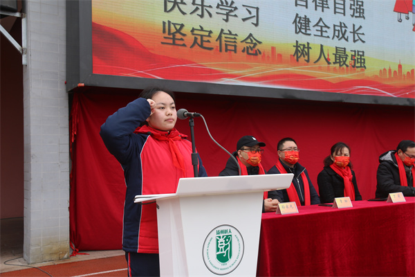 向爰梦同学带领同学宣誓.jpg