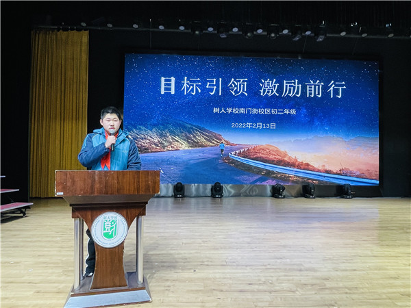 优秀学生代表杨昕潼发言.JPG