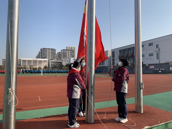 庄严肃静的升旗仪式.jpg