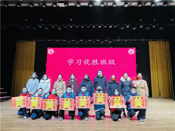 董校长为学习优胜班级颁奖.JPG