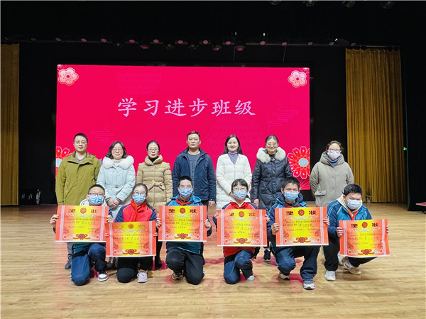 陈主任为学习进步班级颁奖.JPG