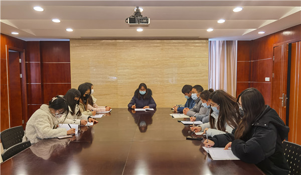 张洁主任主持会议.jpg